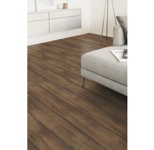 Wohnzimmer mit Laminatboden in Holzoptik, Sofa und Sideboard