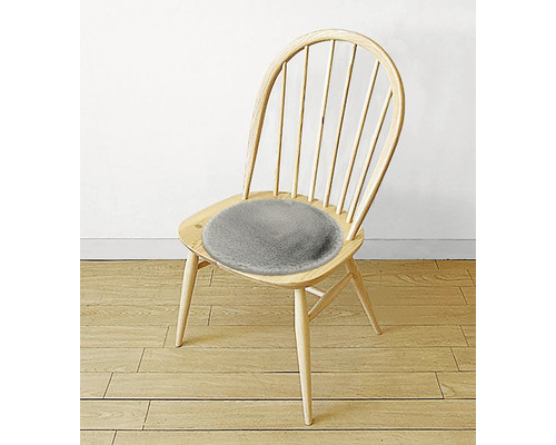 Stuhl mit rundem, grauem Sitzkissen