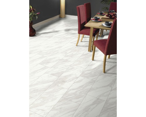 Esszimmer mit hellem Bodenbelag in Marmoroptik und Esstisch mit Stühlen