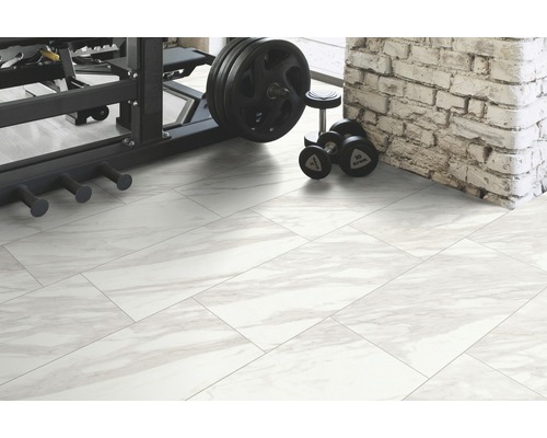 Fitnessraum mit Trainingsgeräten und Bodenfliesen in Marmoroptik