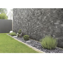 Garten mit Steinwandverkleidung, Zierkies und Pflanzen