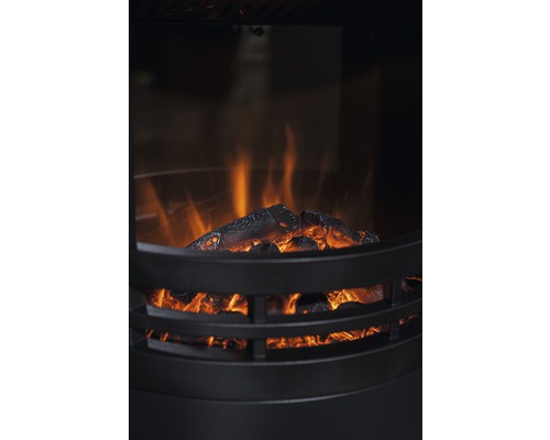 Nahaufnahme eines elektrischen Kaminfeuers mit simulierten Flammen und Kohlen.