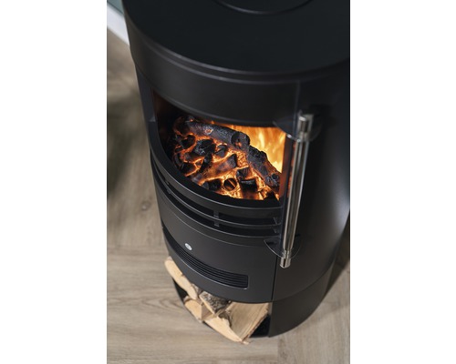 Schwarzer Kaminofen mit simuliertem Feuer und Holzscheiten.