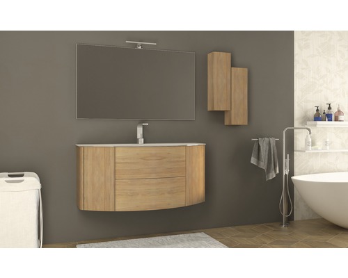 Badezimmer mit Waschtischunterschrank, Spiegel, Hängeschränken und Badewanne