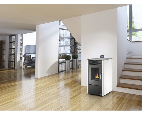Moderner Wohnraum mit Pelletofen, Treppe und Parkettboden