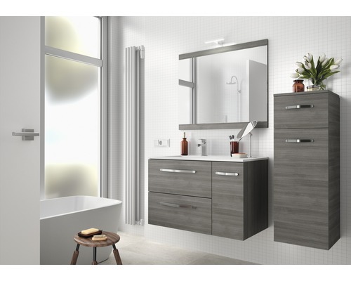 Badezimmer mit Waschtisch, Spiegel, Hochschrank und Badewanne