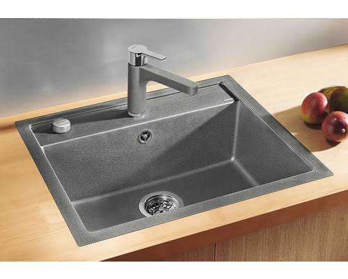 Granitspüle mit Wasserhahn auf einer Arbeitsplatte