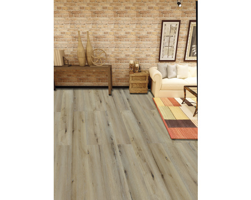 Wohnzimmer mit Holzboden, Sofa und Dekorationen auf dem Tisch.