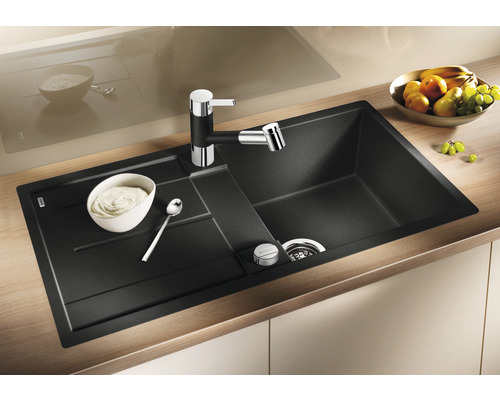 Spüle aus Granit mit Abtropffläche und Küchenarmatur