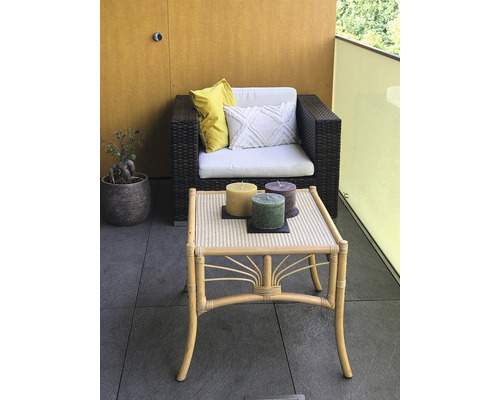 Dekorativer Aussenbereich mit Rattanmöbeln und Kerzen