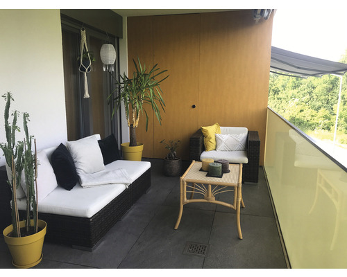 Balkon mit Sitzgelegenheiten, Tisch und Pflanzen