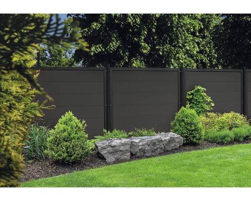 Garten mit Sichtschutzzaun aus Holz und Bepflanzung