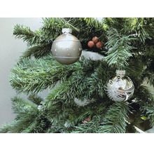 Weihnachtsbaum mit zwei Christbaumkugeln und roten Beeren