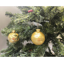 Dekorierter Weihnachtsbaum mit zwei goldenen Kugeln