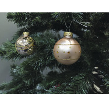 Zwei Christbaumkugeln mit Verzierungen am Weihnachtsbaum