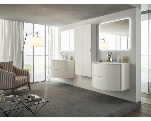 Badezimmer mit Waschtischen, Spiegeln, Schrank und Sessel in einem hellen Raum