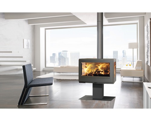 Kaminofen in modernem Wohnzimmer mit Sessel und großer Fensterfront