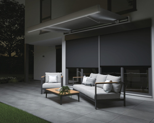Überdachte Terrasse mit Sitzgruppe und Rollos