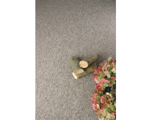 Nahaufnahme eines Teppichs mit Holzstücken und Hortensienblüten