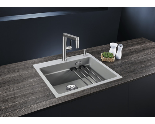 Spüle mit Abtropfgestell und Armatur auf einer Küchentheke