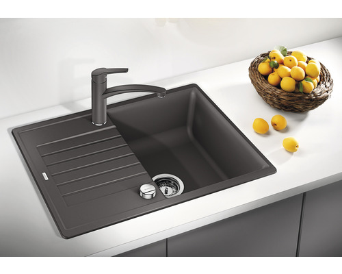 Dunkelgraue Küchenspüle aus Silgranit mit Abtropffläche und Armatur