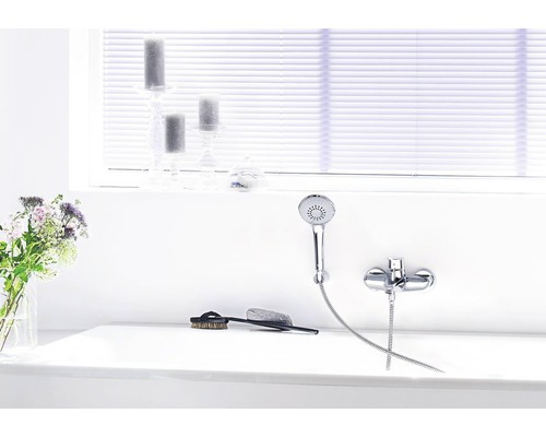 Badezimmer mit Badewanne, Handbrause und Armatur