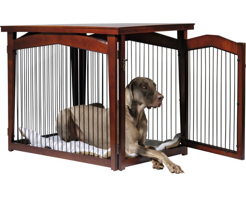 Hund liegt in einer braunen Hundehütte mit Metallstäben und offener Tür.