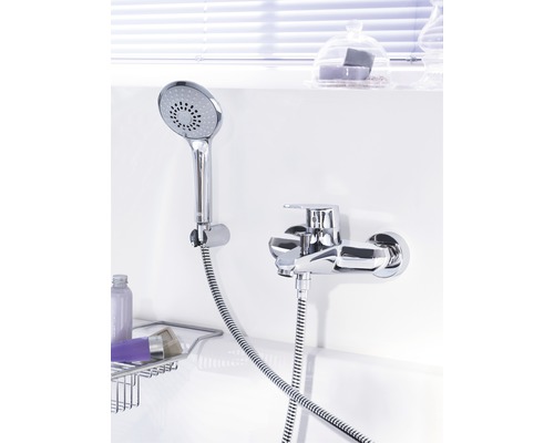 Aufputz-Brausearmatur mit Handbrause und Brauseschlauch im Badezimmer