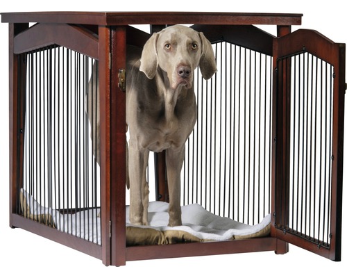 Hund in einer braunen Hundehütte mit Gitterstäben