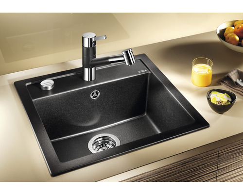 Spüle mit Armatur auf einer Arbeitsfläche