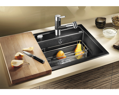 Küchenspüle mit Armatur, Schneidebrett, Messer und Obst