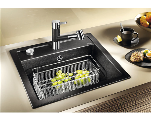 Spüle aus Granit mit Wasserhahn und Abtropfkorb auf einer Küchentheke