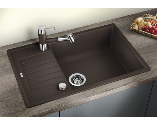 Dunkelbraune Küchenspüle mit Abtropffläche und Armatur auf einer Arbeitsplatte
