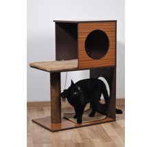 Katze auf einem mehrstöckigen Katzenbaum mit Kratzbaum