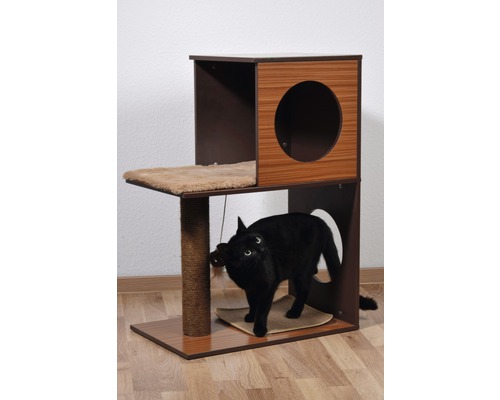 Katze auf einem mehrstöckigen Katzenbaum mit Kratzbaum