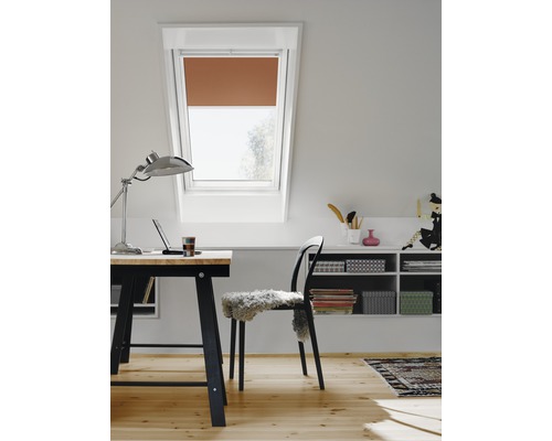 Arbeitszimmer mit Dachfenster, Schreibtisch und Stuhl