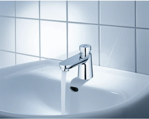 Glänzender Wasserhahn auf einem Waschbecken mit fließendem Wasser