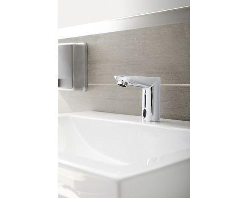 Waschbecken mit berührungslosem Wasserhahn im Badezimmer.