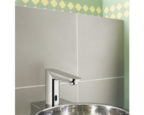 Berührungslose Armatur in einem Badezimmer mit Spülbecken