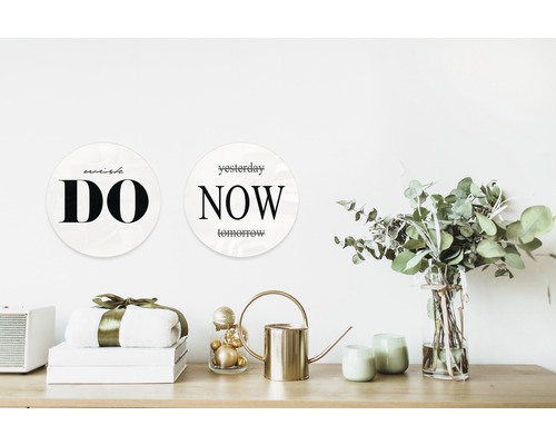 Dekorative Wandbilder mit Motivationssprüchen über Kommode