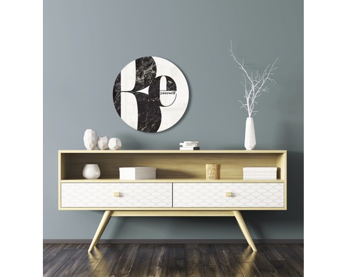 Dekorative Wandgestaltung mit rundem Bild und Aufschrift über Sideboard