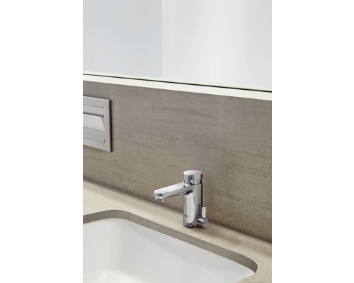 Waschtischarmatur aus Chrom auf einem Waschbecken montiert