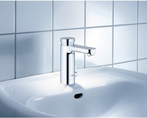 Waschtischarmatur aus Metall auf einem Waschbecken montiert