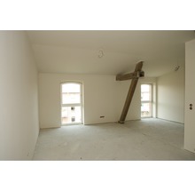 Unrenovierter Raum mit Holzbalken