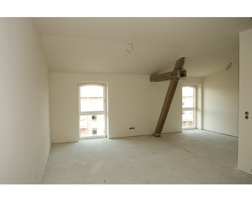 Unrenovierter Raum mit Holzbalken