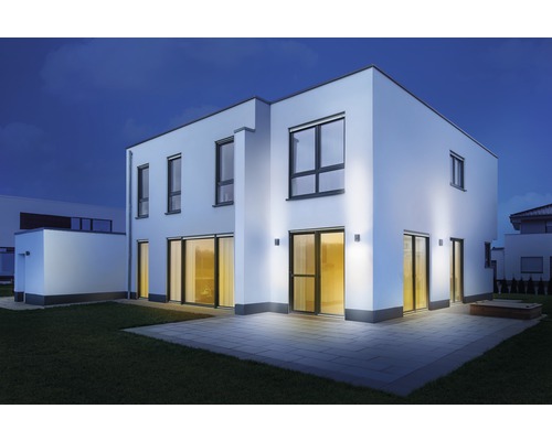 Modernes Wohnhaus mit Außenbeleuchtung im Garten bei Nacht
