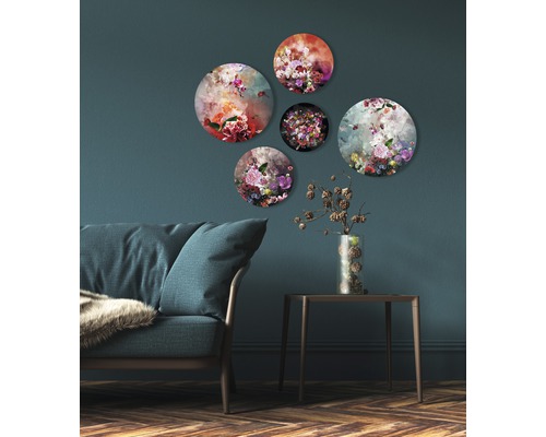 Wohnzimmer mit Sofa, Beistelltisch und runden Wandbildern mit Blumenmotiven