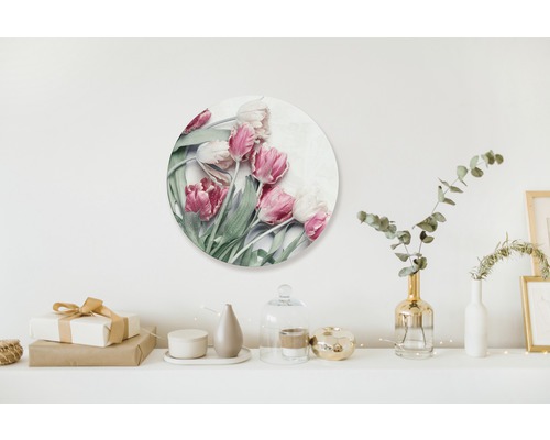 Wandbild mit Tulpenmotiv über einem Regal