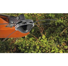 Detailaufnahme eines Rasentrimmers im Einsatz