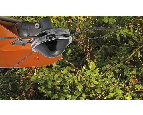 Detailaufnahme eines Rasentrimmers im Einsatz